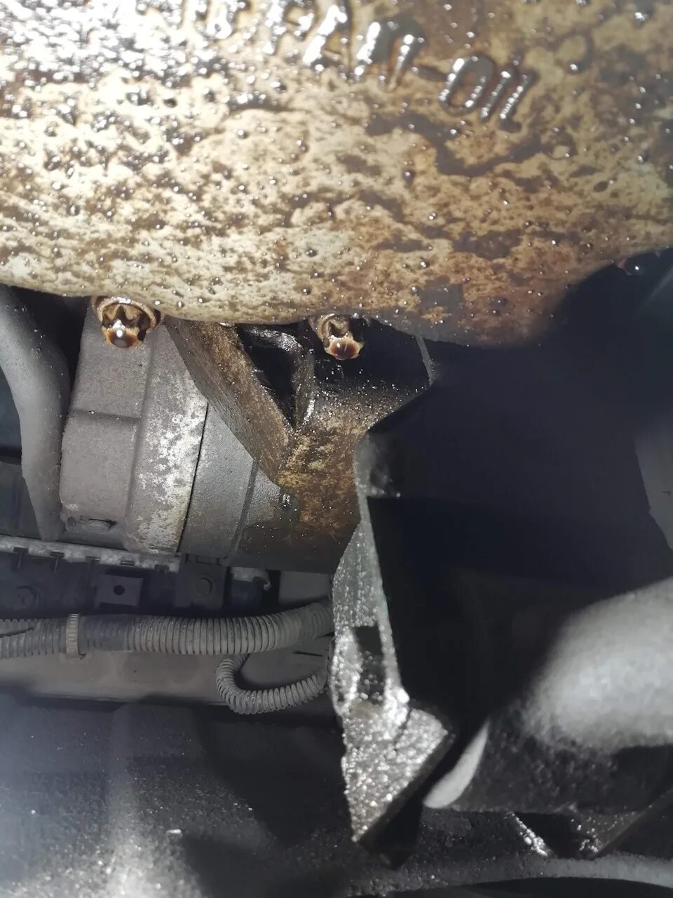 Течь антифриза из под головки киа спортейдж 3. Шевроле лачетти двигатель 1. 6. 8. Лачетти масло течь.