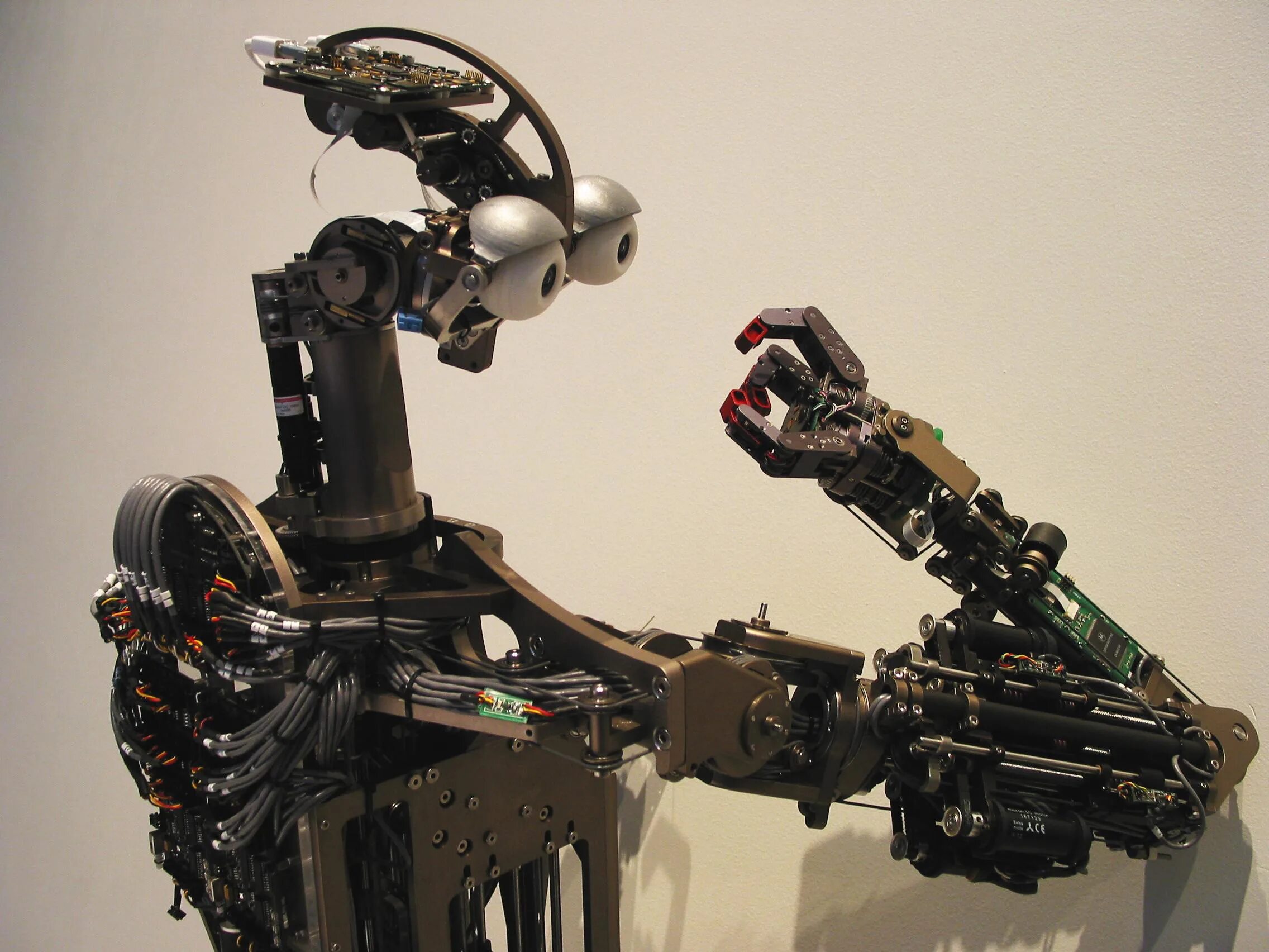 Визуальный робот. Компьютеры и роботы ципсо. Робот мужчина. Рука робота. Визуальный робот.