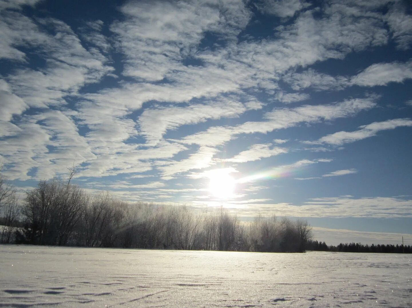 Зимнее небо. Небо зимой. Облака зимой. Красивое зимнее небо.