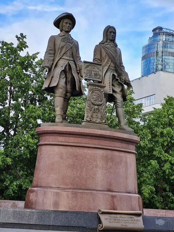 Татищев какой памятник культуры. Памятник Татищеву и де Геннину. Памятник Татищеву и де Геннину в Екатеринбурге. Татищев и де Генин памятник в Екатеринбурге. Основатели Екатеринбурга Татищев и де Генин.