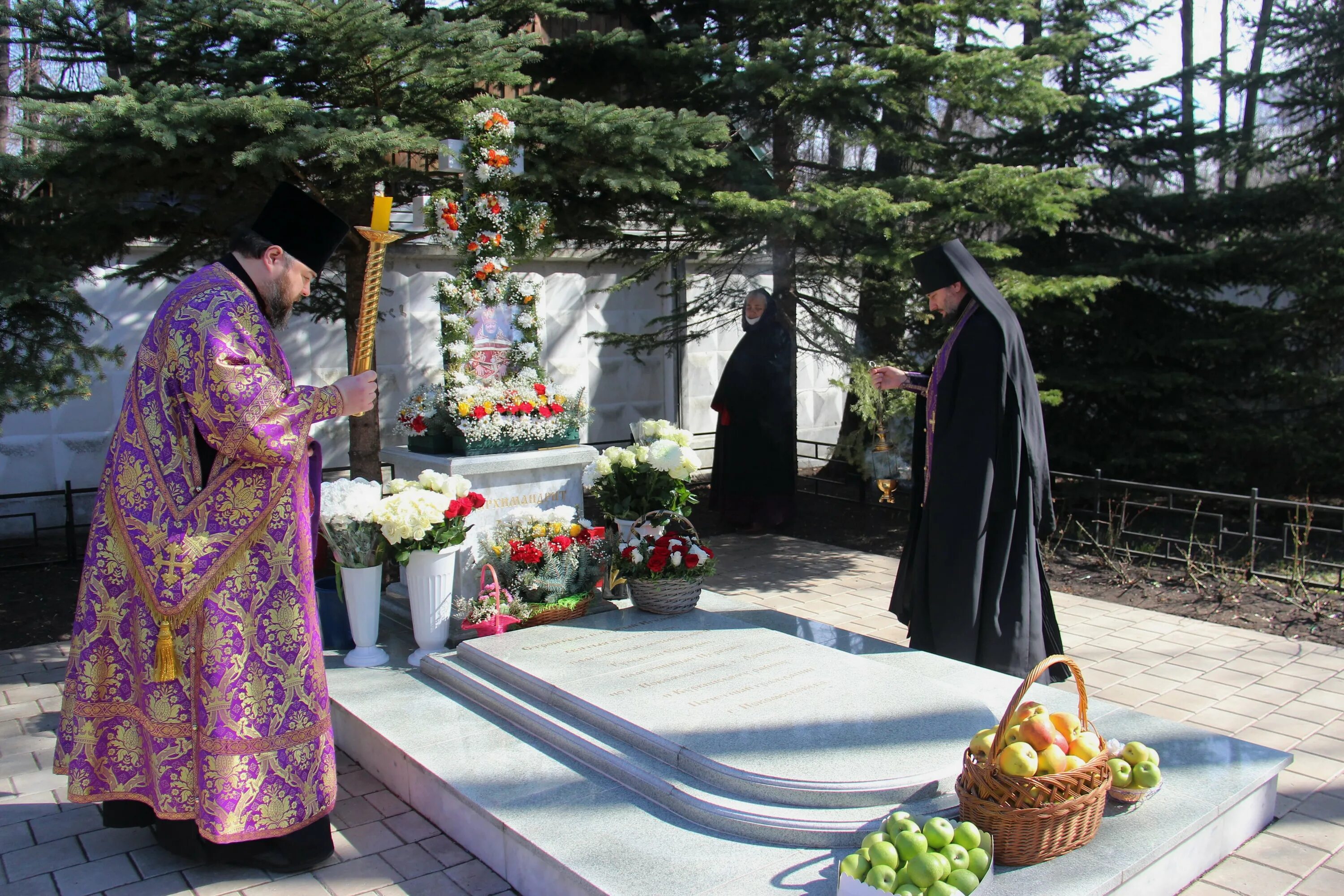 Свято успенский новомосковск. Свято-Успенский монастырь (Новомосковск). Новомосковск Успенский мужской монастырь. Иеродьяконы Новомосковского Свято Успенского монастыря.