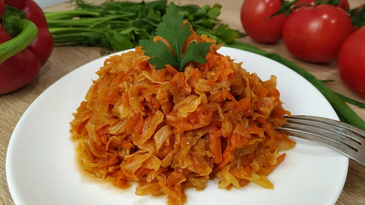 Тушеная капуста. Белокочанная капуста тушеная. Вкуснейшая тушеная капуста. Тушеная капуста фото. Тушим тушеную капусту