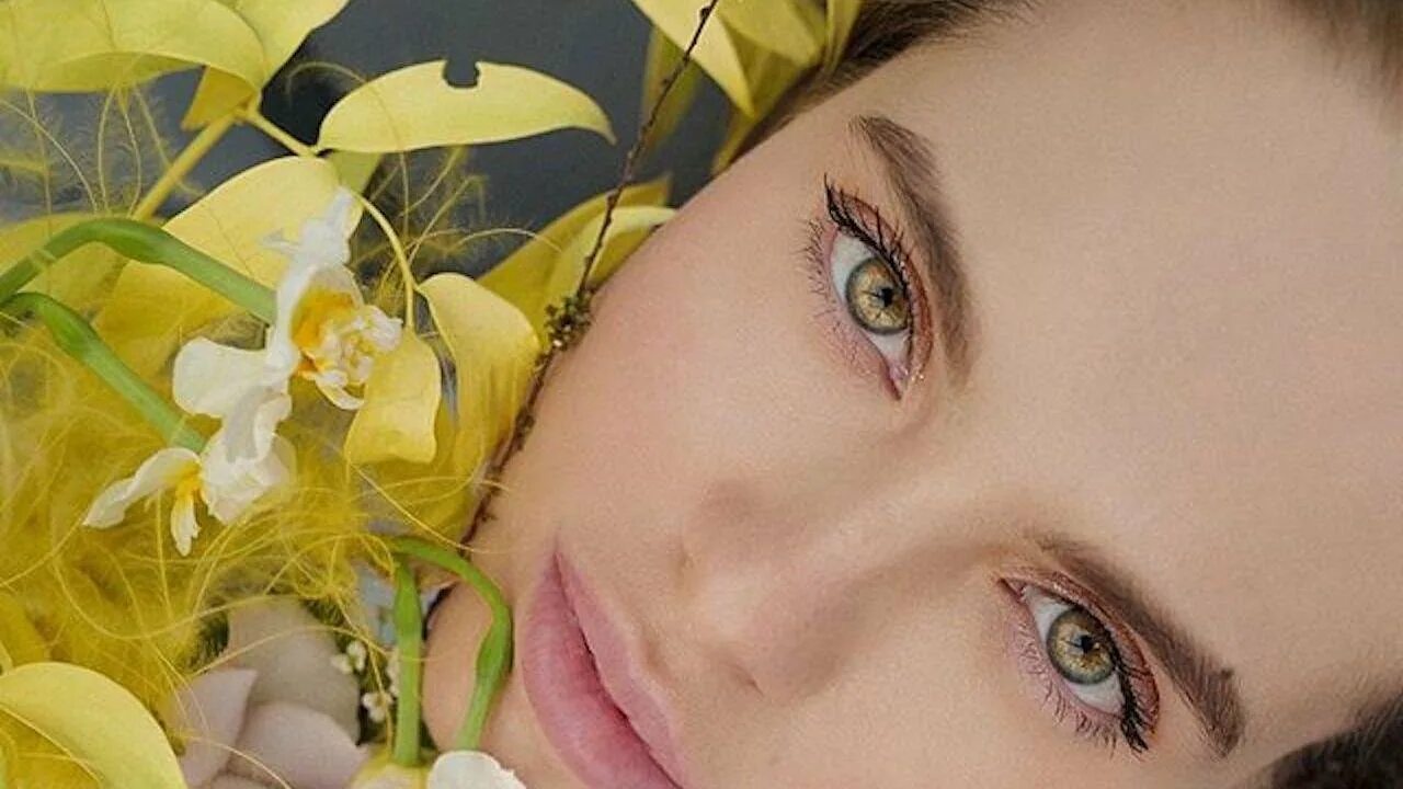 Желтый глаз 8. Девушка с желтыми глазами. Натуральные желтые глаза. Янтарные глаза у девушки. Красивые девушки с желтыми глазами.