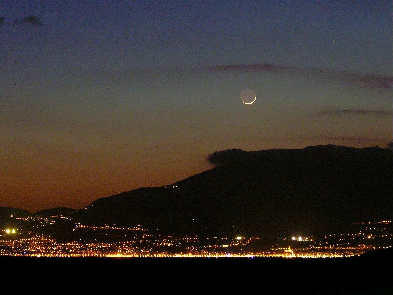 Солнце и Луна на небе. Луна в Турции. Месяц на небе. Луна и солнце на небе одновременно. Виднеются ночью