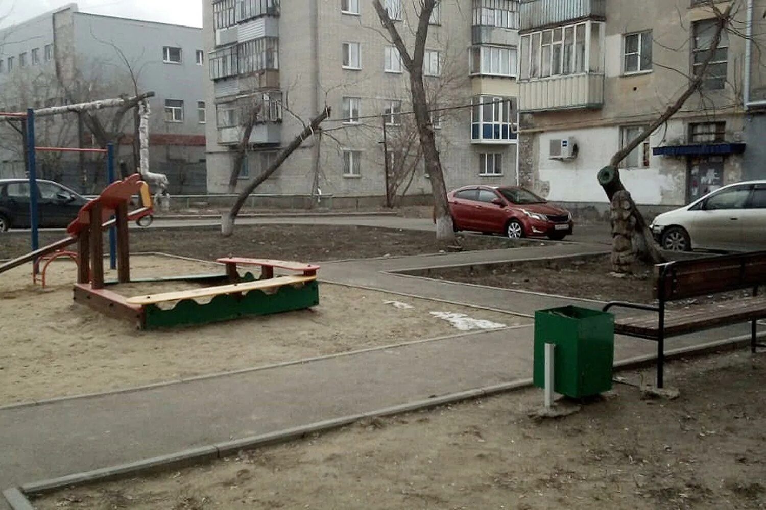 Уборка содержание придомовой территории. Уборка дворовых территорий. уборка мусора с придомовой территории. уборка территории мкд. уборка придомовой территории многоквартирного дома.
