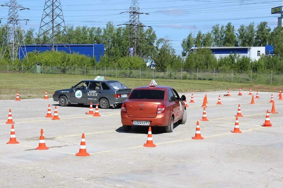 Экзамен гибдд челябинск. Площадка для вождения. Учебная площадка для вождения. Полигон для вождения. Учебный автодром.