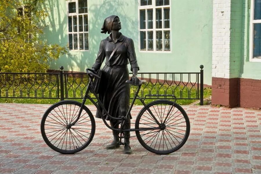 Скульптура почтальона в хомутово. Минск скульптура городские весы. Памятник почтальону. Почтальон минск. Скульптуры владимира жбанова.