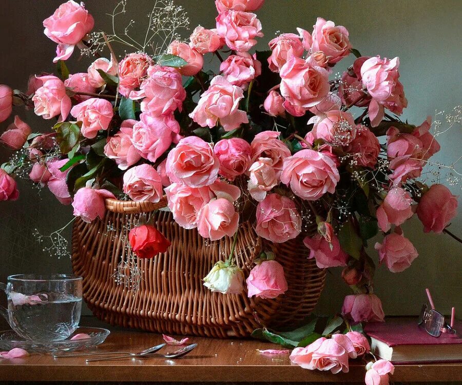 Цветы в вазе. Натюрморт с цветами. Цветы вечер. Шикарные цветы в вазе. Розы букет вечер