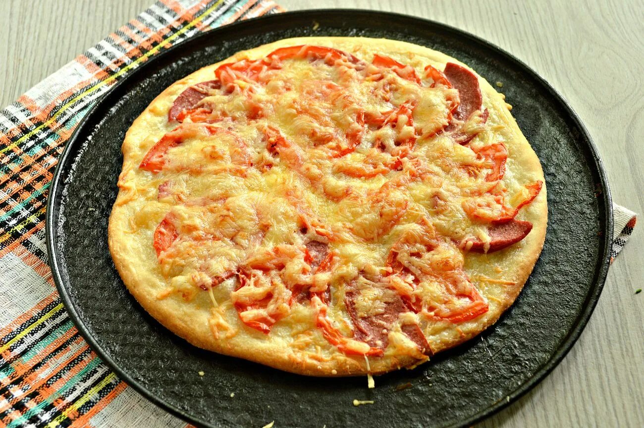 Тонкое тесто для пиццы в домашних условиях. Пицца на дрожжевом тесте в духовке. Пицца без дрожжей. Пицца с колбасой и помидорами. Пицца надрожевом тесте.