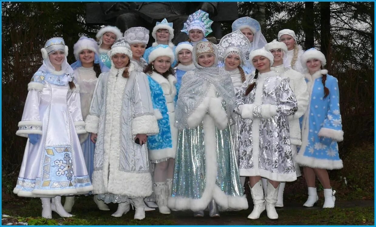 снегурочки много. снегурочки много. девки на новый год. снегурочки девушки. красивая снегурочка.