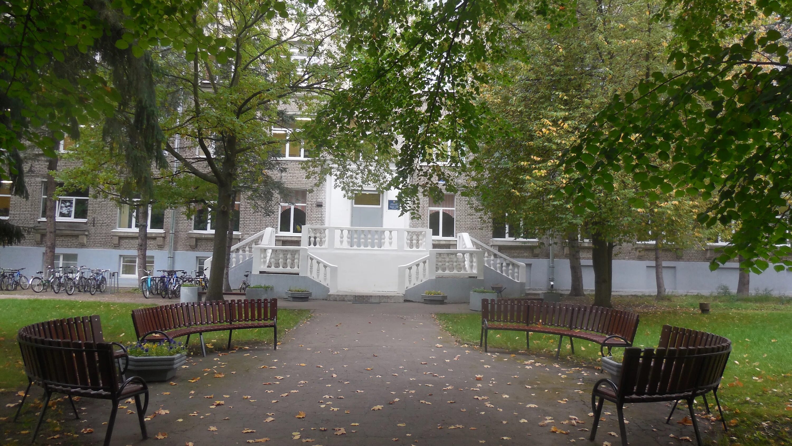 Больница двор. Красивый двор в больнице. Внутренние дворики в больницах\. Фотография двор больницы. Двор школы.