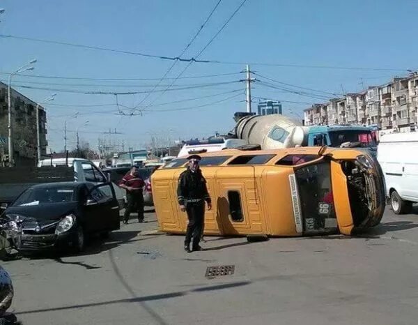 Маршрутка перевернулась. Перевернулась маршрутка сегодня. Волгоград 79 автобус перевернулся. Маршрутка перевернулась. Волгоград дтп микроавтобус.