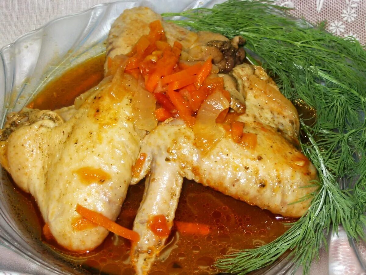 Тушеные куриные крылышки. Курица тушеная с болгарским перцем. Тушенка крылышки. Крылья в мультиварке. Крылья куриные.