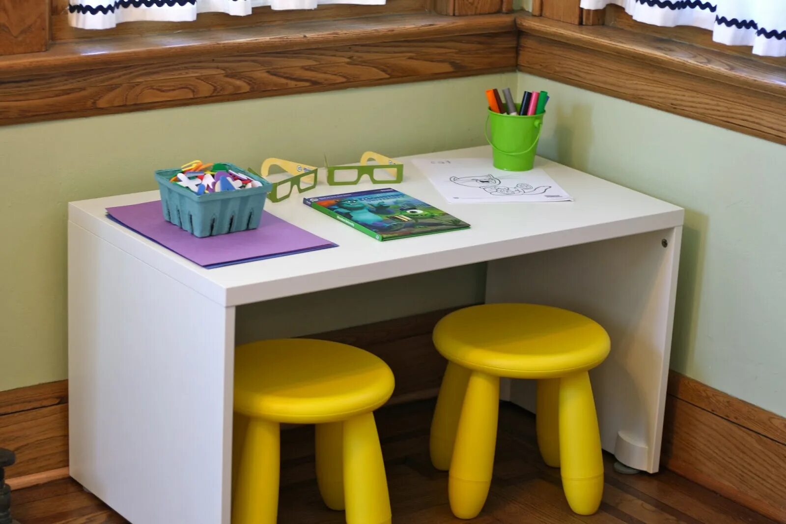 Детская кровать чердак с выдвижным столом. Полки для школьника. Оригинальные детские столики. Угловой стол для школьника. Стол для детской комнаты.