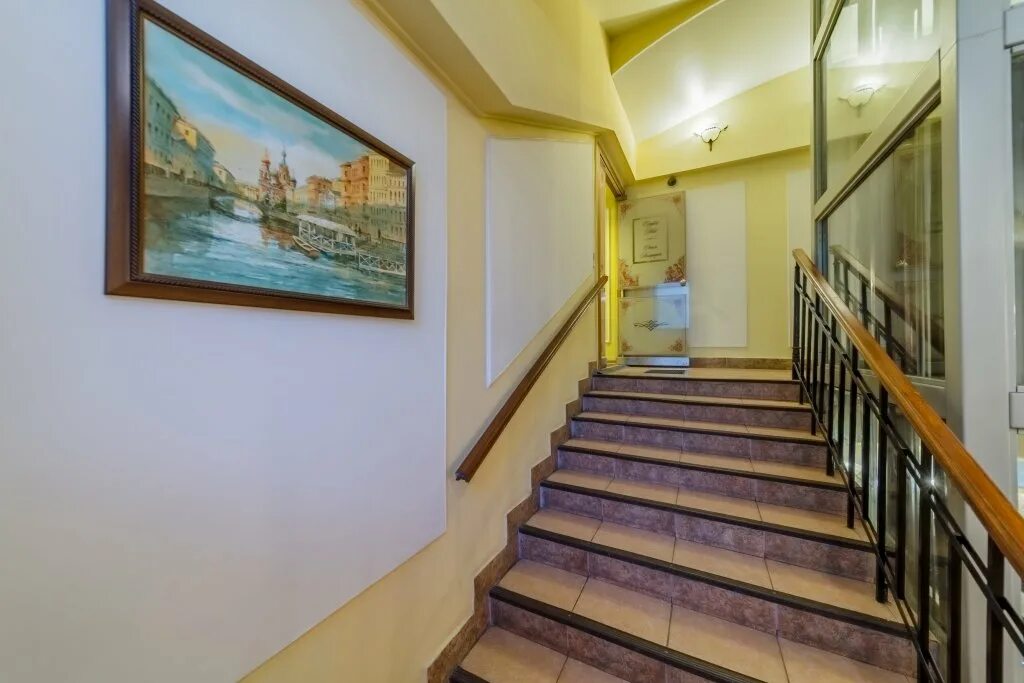 Комфортная гостиница. Двухкомнатный номер в отеле. Комфортные номера отеля. Комфорт класс гостиница москва. Гостиница комфорт отель.