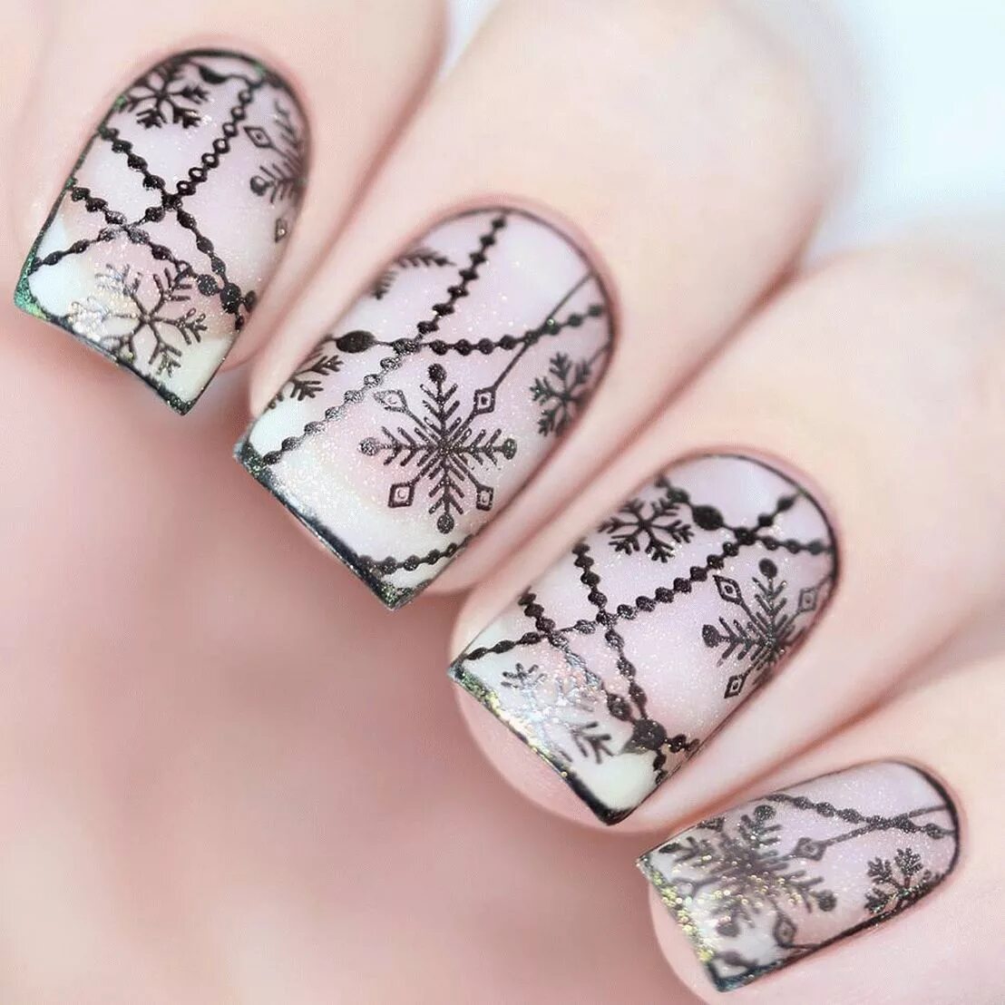 маникюр со снежинками. шеллак синий новогодний. новогодние маникюры 2023 квадрат. сине серебристый маникюр. зимние ногти.