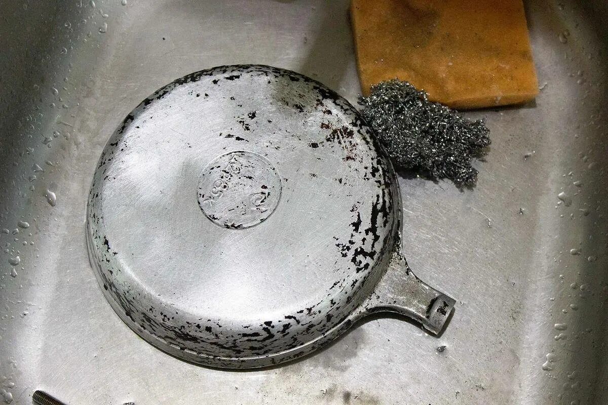 Алюминиевая сковорода с нагаром. Нагар на сковороде. Сковородка с нагаром Советская. Старая чугунная кастрюля.