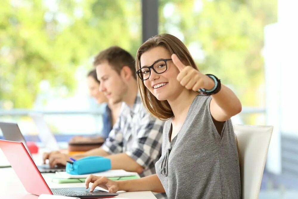 Люди в очках подростки. Жена со студентом. Жена со студентом. Жена со студентом. Жена со студентом.