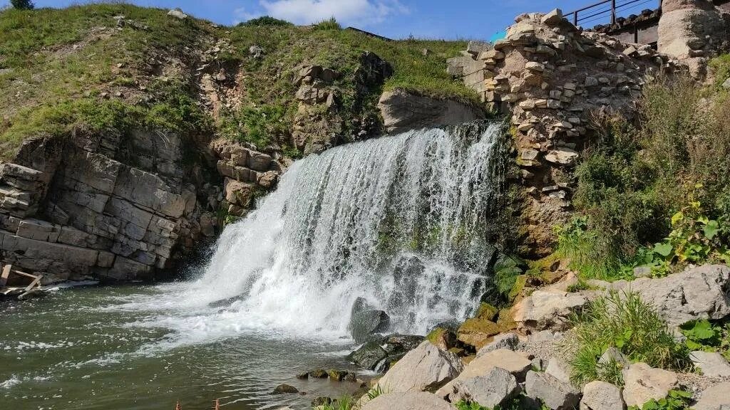 Пермь водопады. Кусье-Александровский водопад. Водопад Кусье Александровский Пермский край. Кусья водопад Горнозаводск. Водопад в Кусье Александровском.