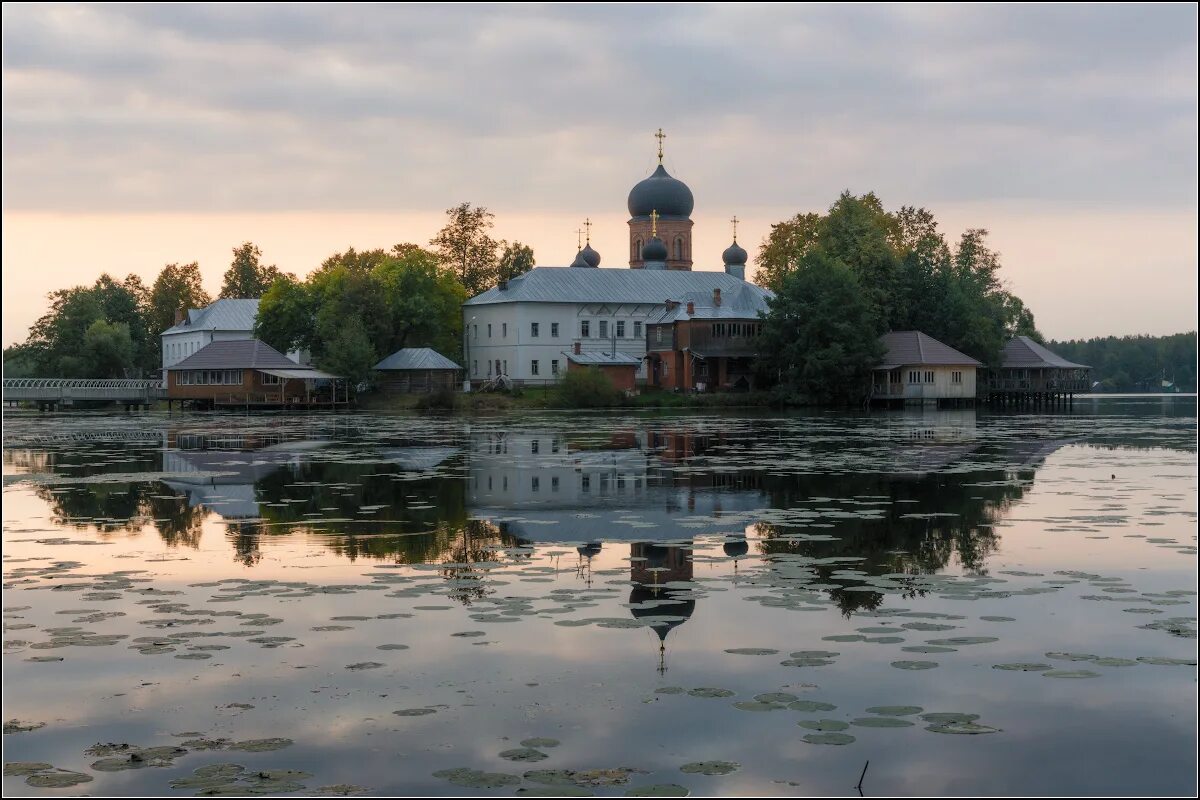 Покровский остров. Свято-Введенский островной женский монастырь. Введенский островной монастырь Владимирская. Введенский островной монастырь Владимирская область. Свято Введенский монастырь Владимирская область Покров.