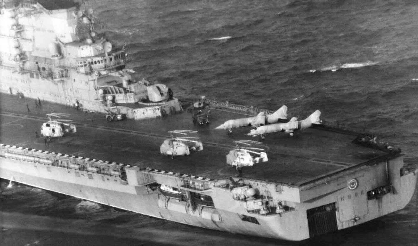 1143 "минск". Авианесущие крейсера советского союза. Тяжелый авианесущий крейсер проекта 1143 новороссийск. 1143 киев авианесущий крейсер. Авианесущие крейсера советского союза.