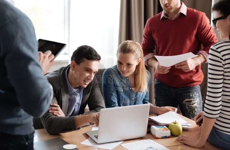 Сток изображение sales meeting. Explaining details. Explaining details. Explaining details. Speaking of synonyms.