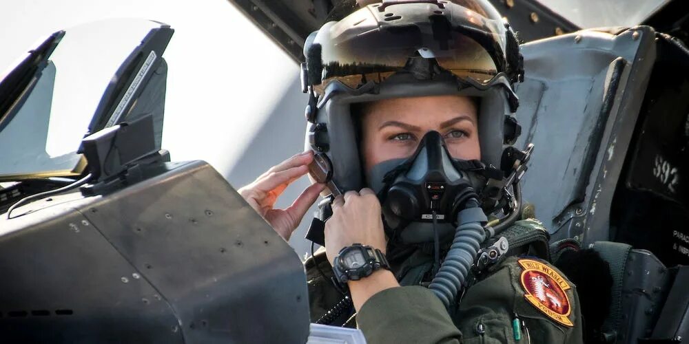 Пилот ввс сша. Пилот f 16. пилот f-16 в шлеме. пилот истребителя usaf. шлем пилота f-35.