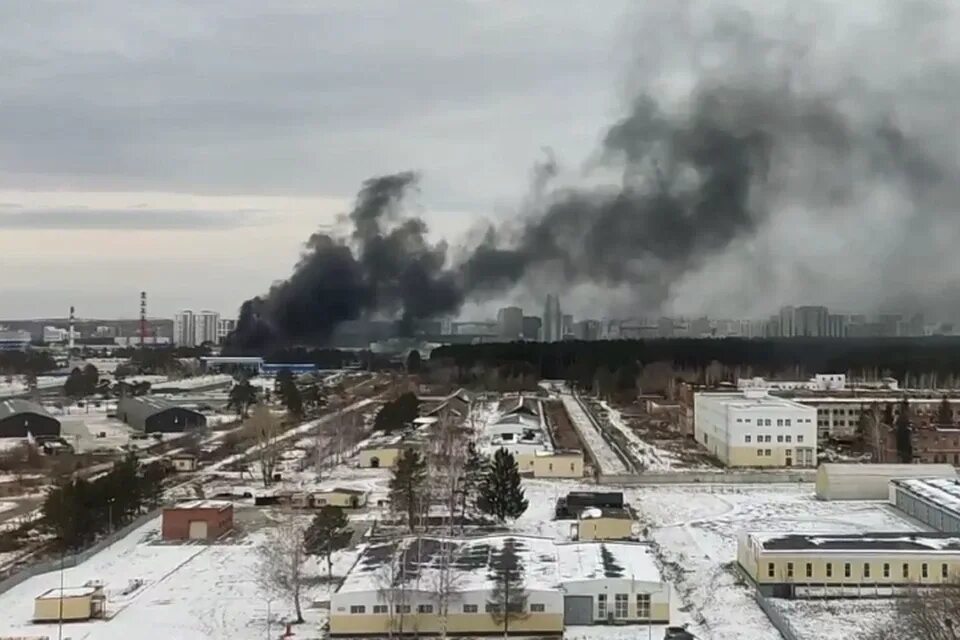 Что случилось в екб. Взрыв в Екатеринбурге. Взрывы в Екатеринбурге сейчас. Челябинск промзона в дыму. Взрыв в промзоне.