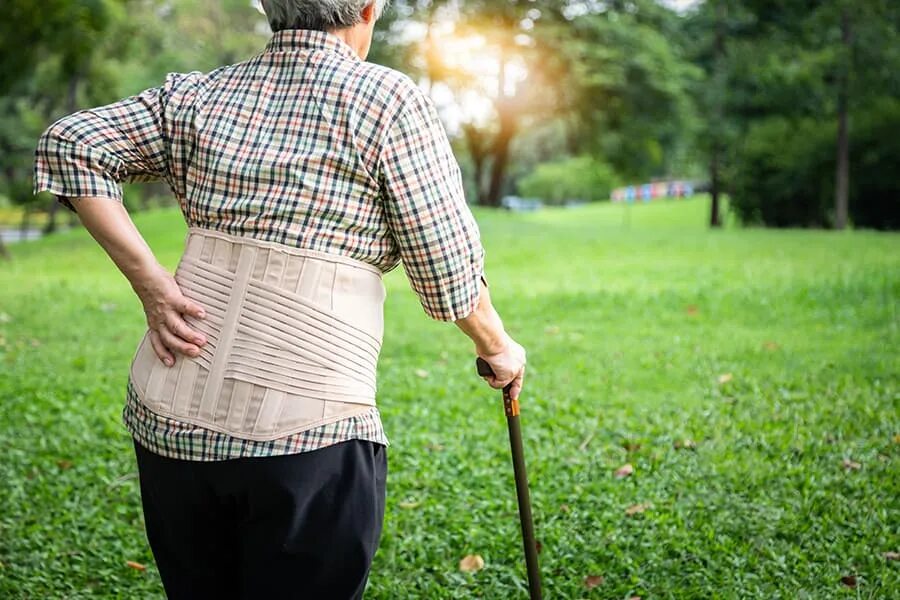 Картинка огород и боль в спине у пожилых. Senior woman suffering from back Pain at h. Senior woman suffering from backache outd. Wear back