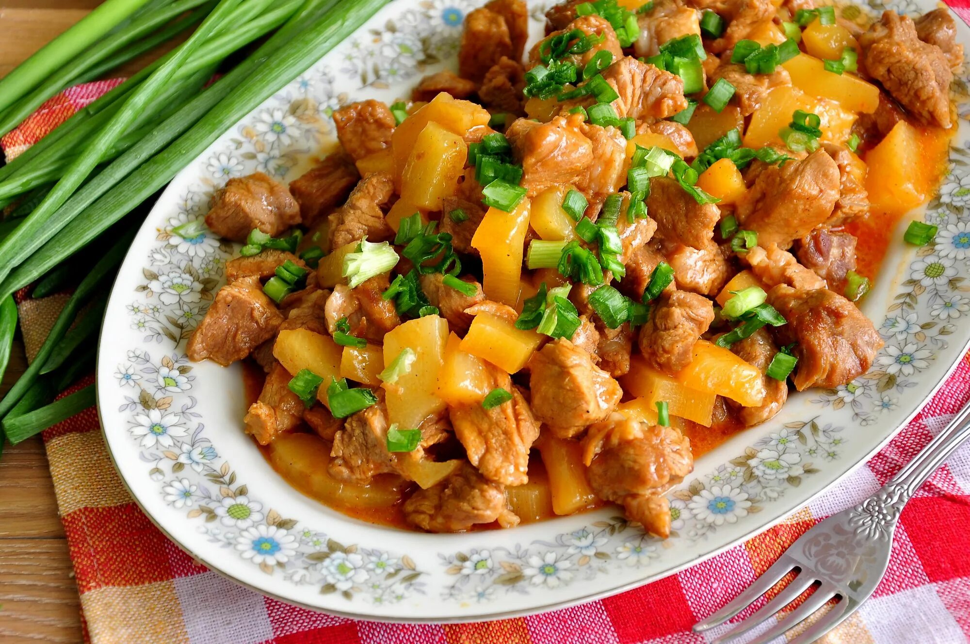 Мясо по-французски в духовке из свинины с ананасом и сыром в духовке. Рецепт мяса с ананасами с фото. Свинина с ананасами. Свинина с ананасами в духовке с сыром. Свинина с ананасами.