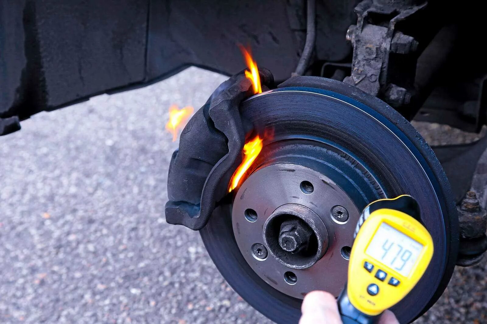 Шиномонтаж шины. Zestino. Перегретый тормозной диск. Угол увода колеса автомобиля. Сцепление шин с поверхностью дороги.