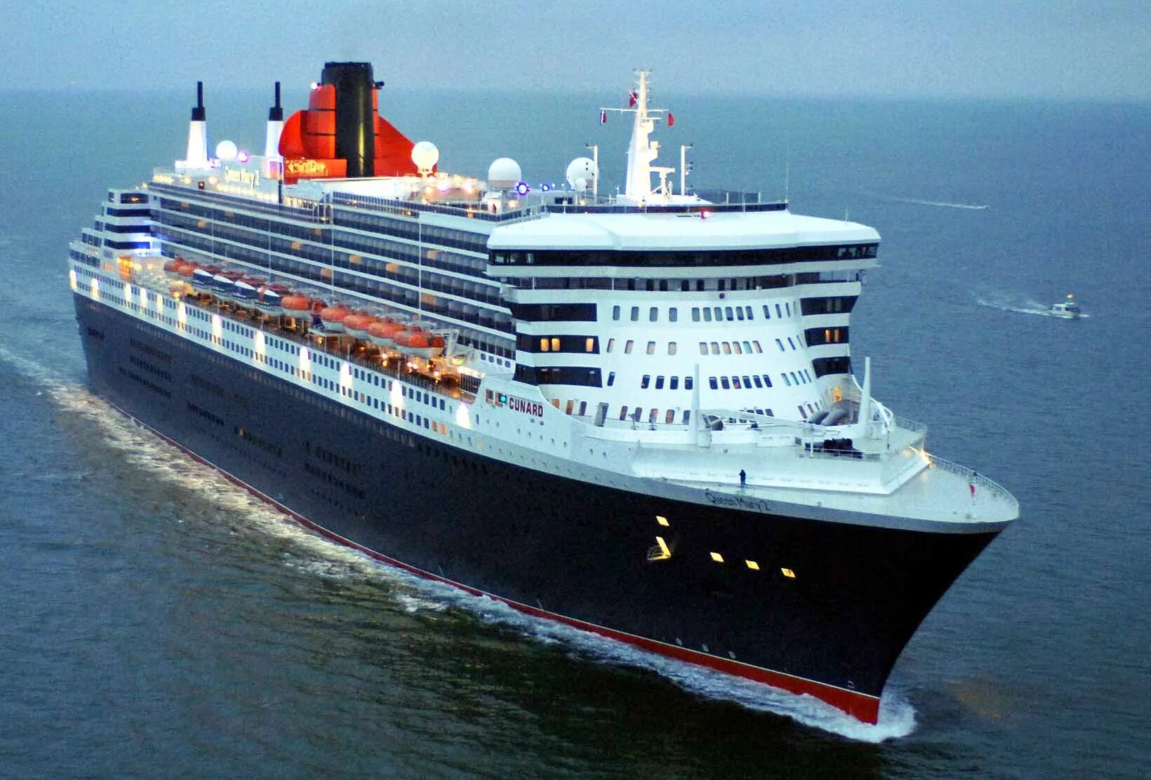 Лайнер Queen Mary 2. Квин мери 2 теплоход.