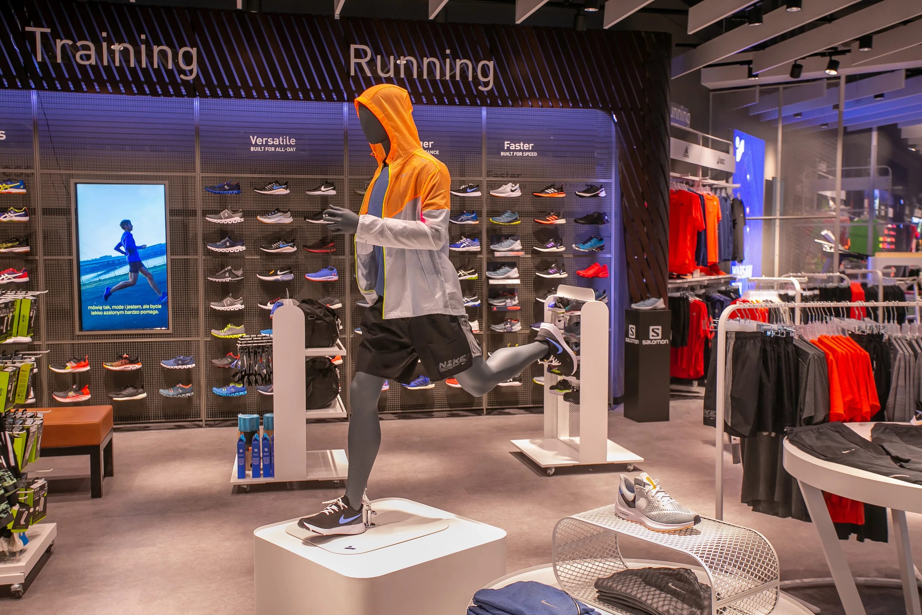 Интерспорт уфа каталог. Адидас Варшава. Интерспорт. Intersport International архитектура бренда. Реклама Intersport.