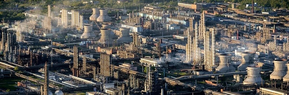 Самые крупные промышленные города россии. Нижнекамский нефтеперерабатывающий комбинат. Нижнекамский промышленный завод. Нижнекамск НКНХ вид сверху. Нижнекамскнефтехим Нижнекамск.