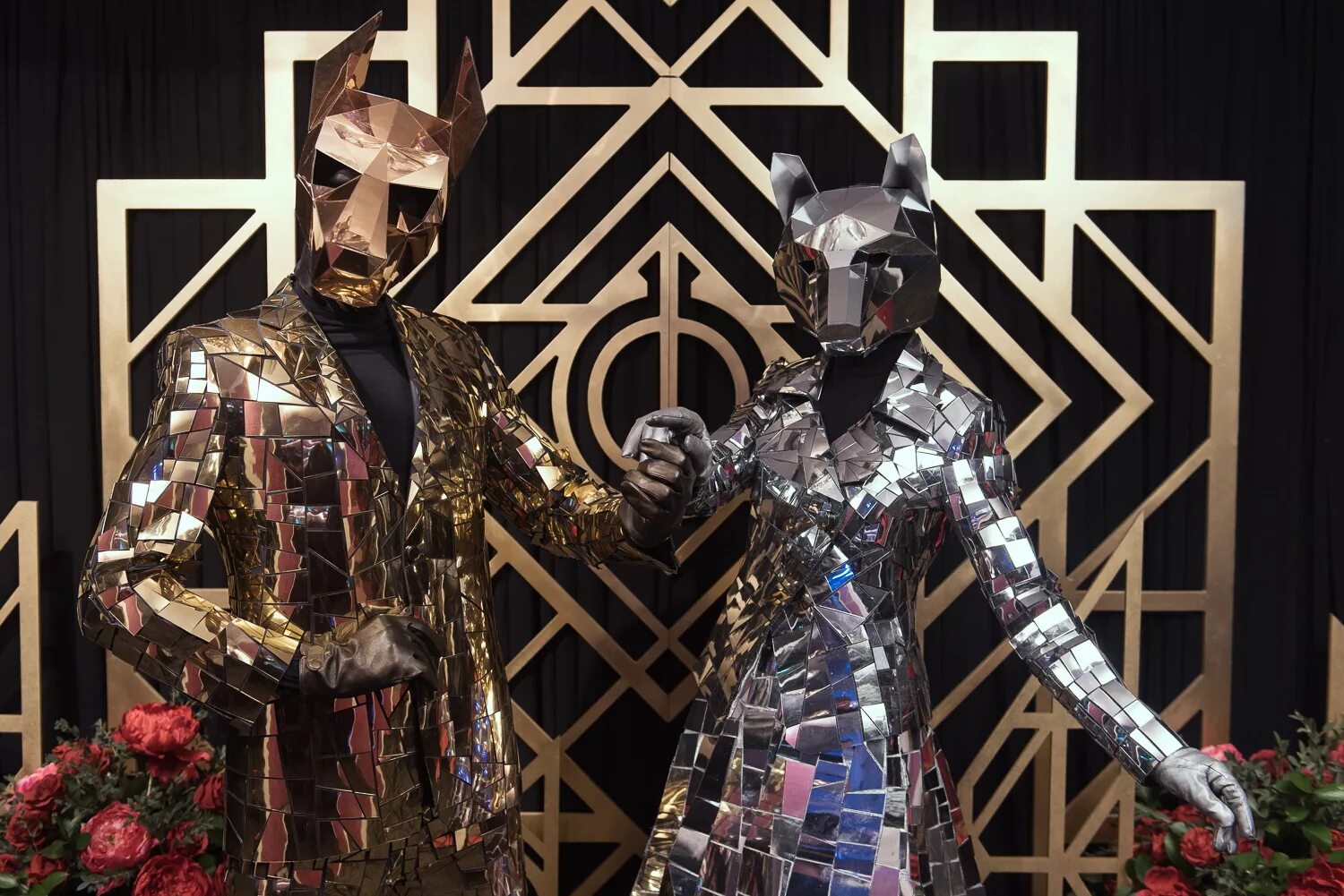 Зеркальный костюм. Зеркальный человек костюм. Зеркальные костюмы. Костюм из отходов. Костюм из зеркал.