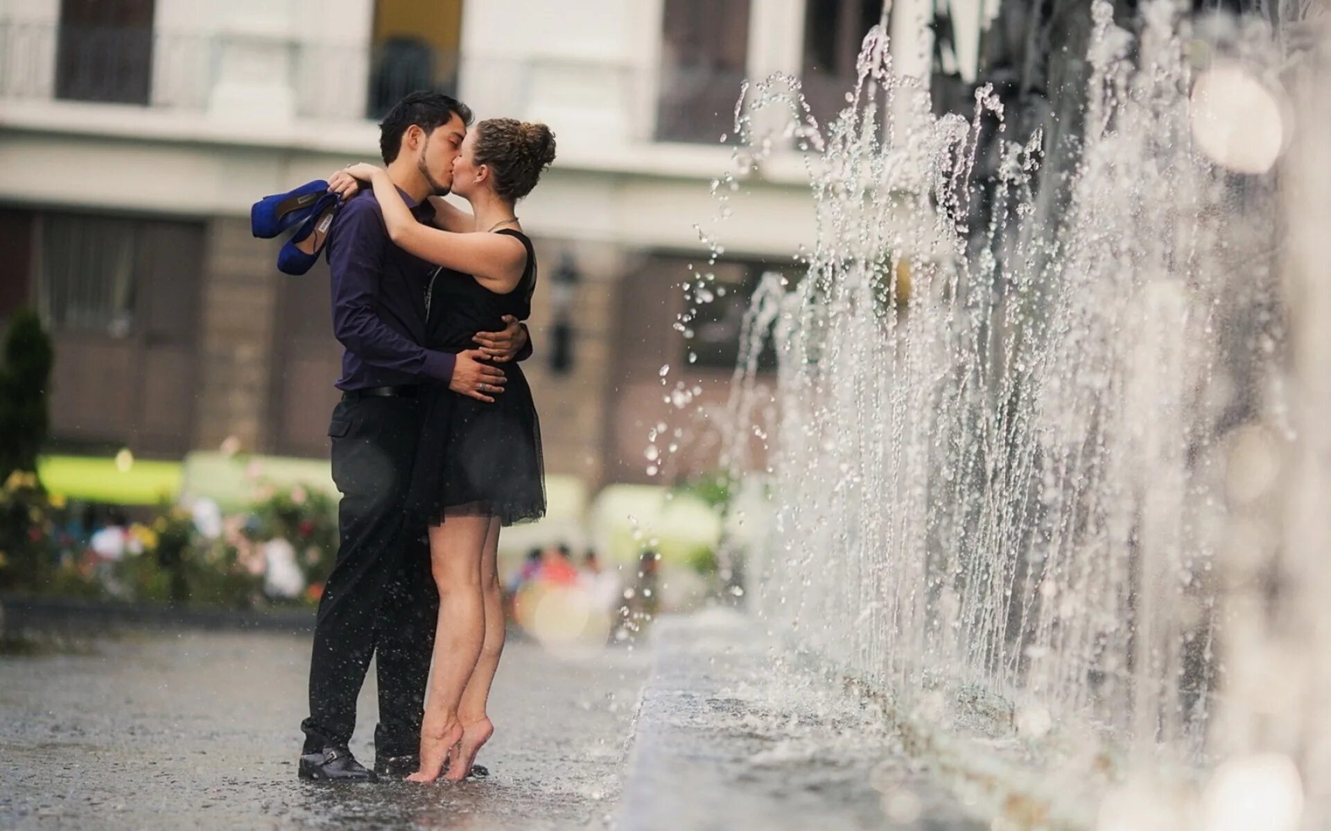 Романтик поцелуй. Романтические поступки. Мужчина и женщина под дождем. Радостная встреча. Романтичное настроение.