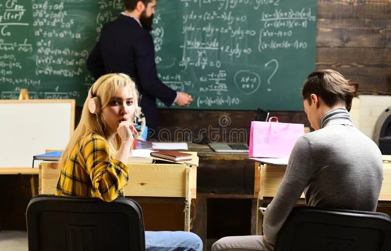 Класс оборачивается. Девушки обернулись в классе. девушки повернулись в классе. девушки оборачиваются в классе. весь класс обернулся назад.