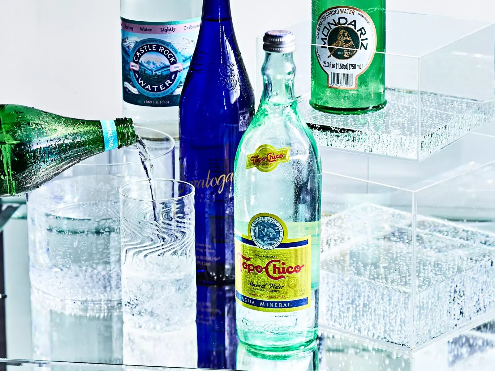 Минеральная вода красивая. Вода газированная. Sparkling вода. /Sparkling Water газированная вода. Минеральная вода в ресторане.