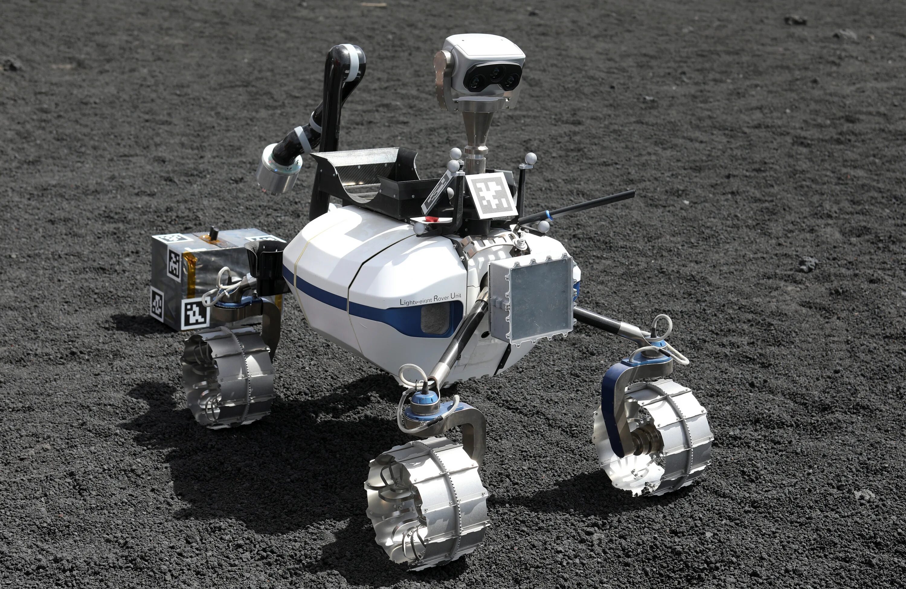 Луноход и зомби много денег. Луноход -марсоход ровер. lunar rover робот. робот-вулканолог и робот марсоход. космические роботы.
