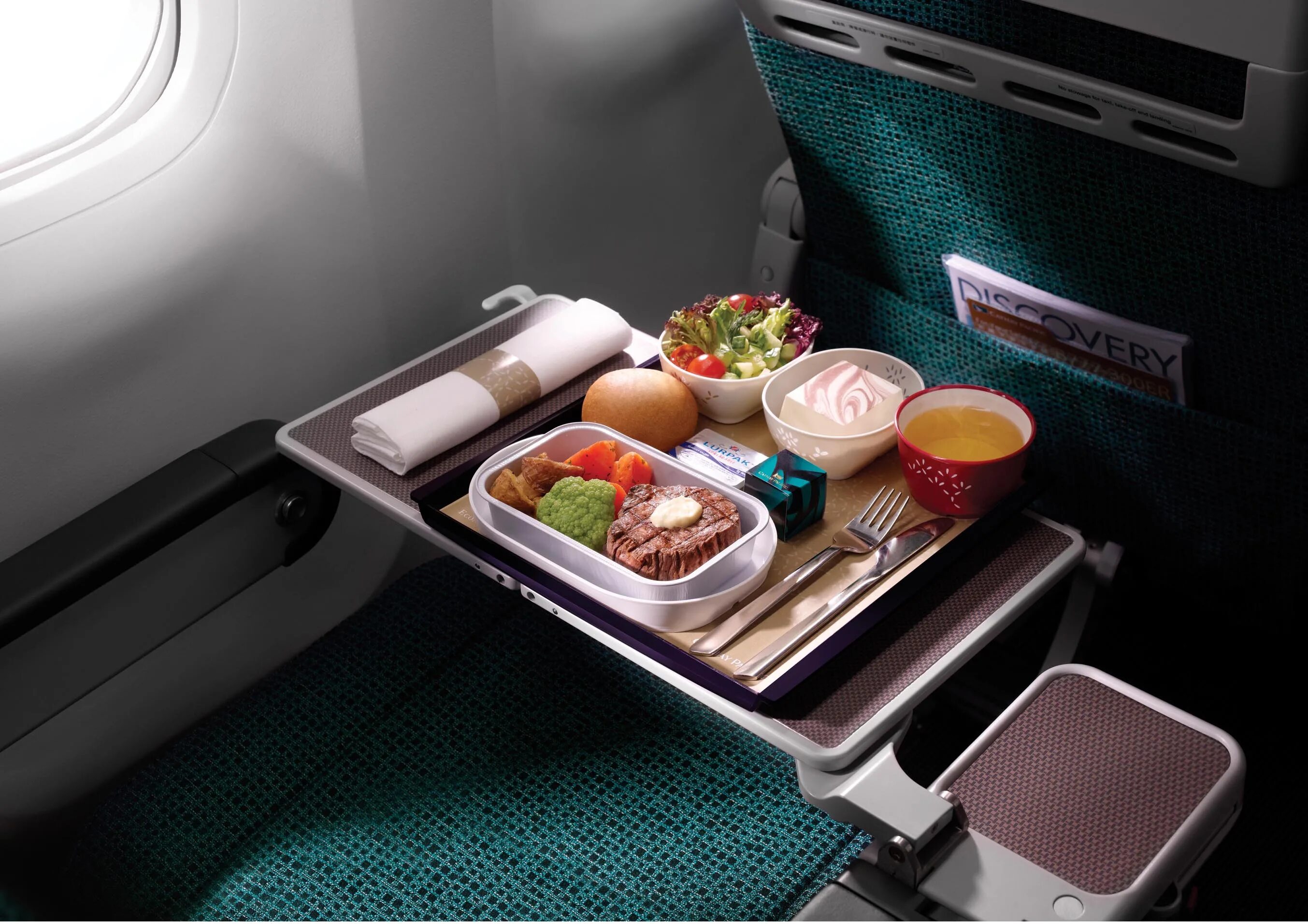 Самолете дают еду. Cathay Pacific Premium economy. Cathay Pacific 479. Столик в самолете. Еда в самолете.