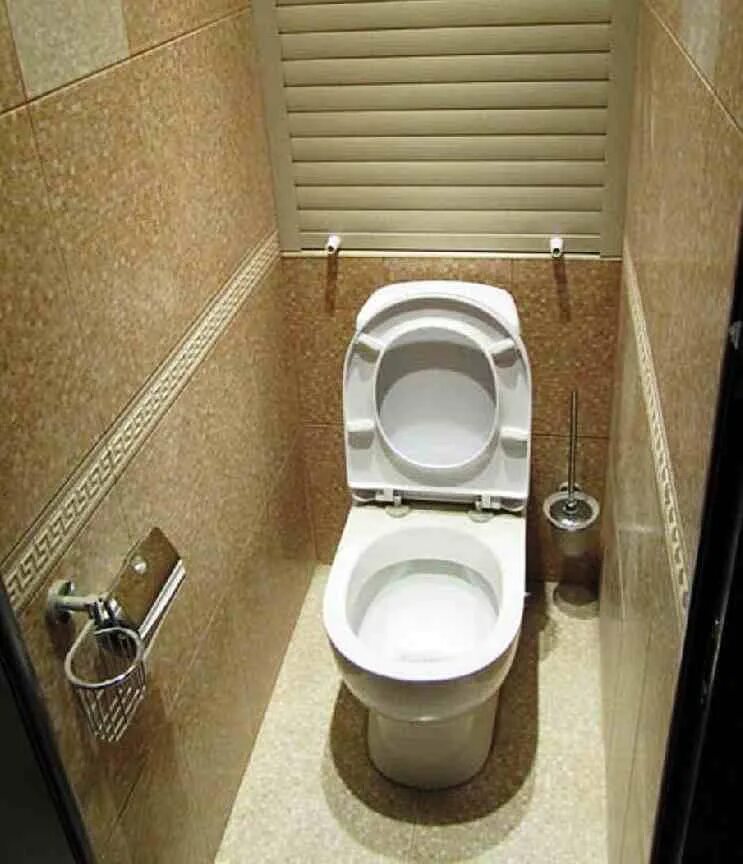 Какой под в туалете. Туалет в квартире. Короб за унитазом. Отделка туалета. Маленький туалет.