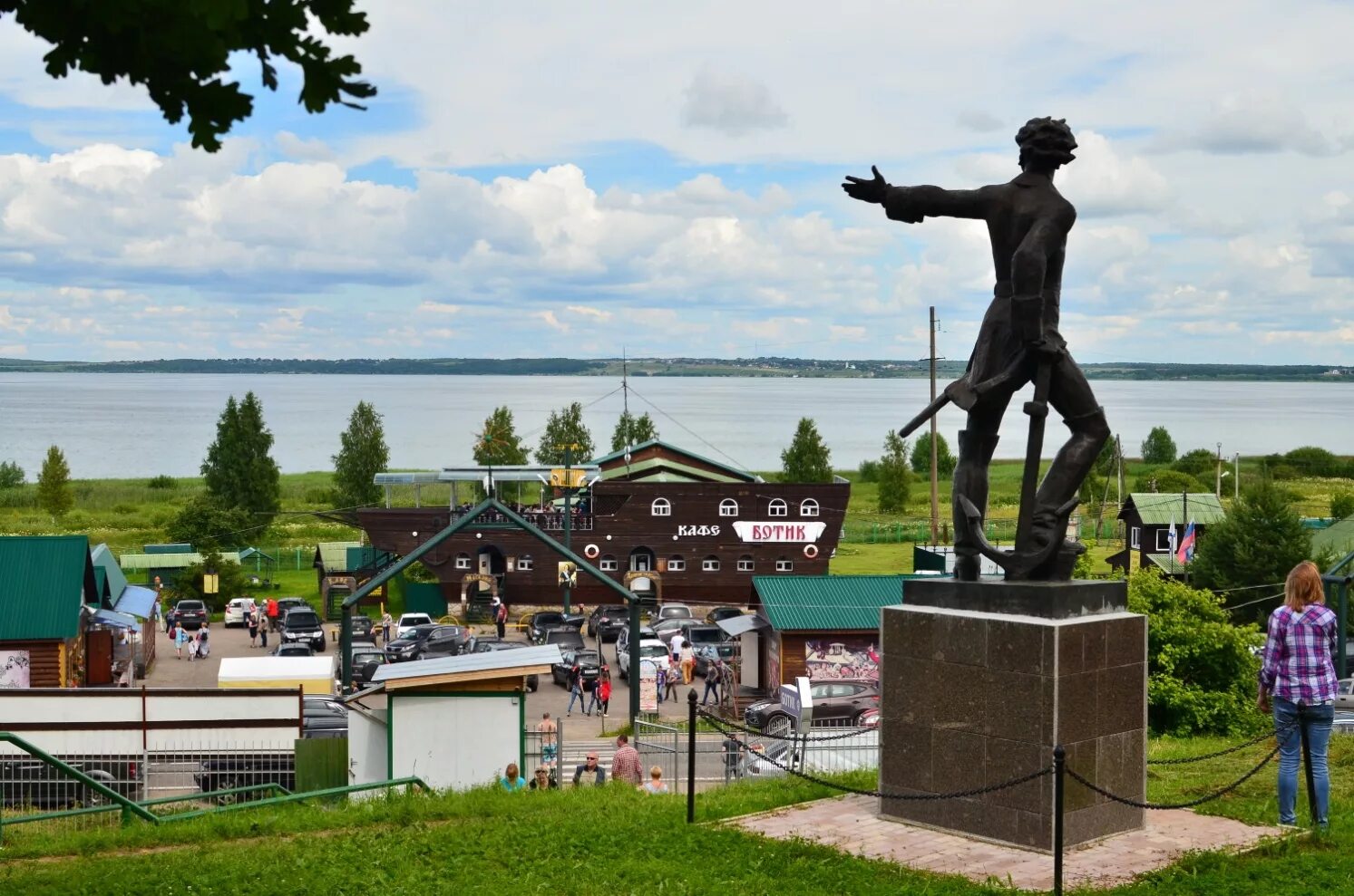 Ботик петра первого переславль. Ботик Петра Переславль-Залесский. Плещеево озеро Переславль Залесский Ботик Петра. Ботик Петра 1 Переславль. Музей Ботик Петра 1 Переславль Залесский.