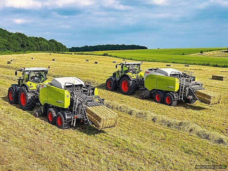 Пресс подборщик CLAAS 5200. Трактор Клаас с сенокосом. Современное сельское хозяйство. Пахотная машина. Условия сельскохозяйственного производства