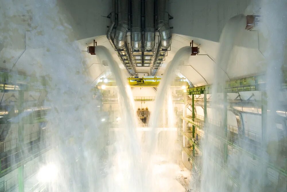 стрингерная система пожаротушения. пожарный шланг с водой. водяное тушение пожара. водяное пожаротушение (аувпт). система автоматического водопенного тушения пожара.