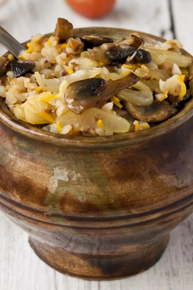 гречневая каша с грибами в горшочке. перловая каша с грибами в горшочке. гречка по-купечески с курицей и грибами. гречка с грибами в горшочке. гречневая каша с грибами.