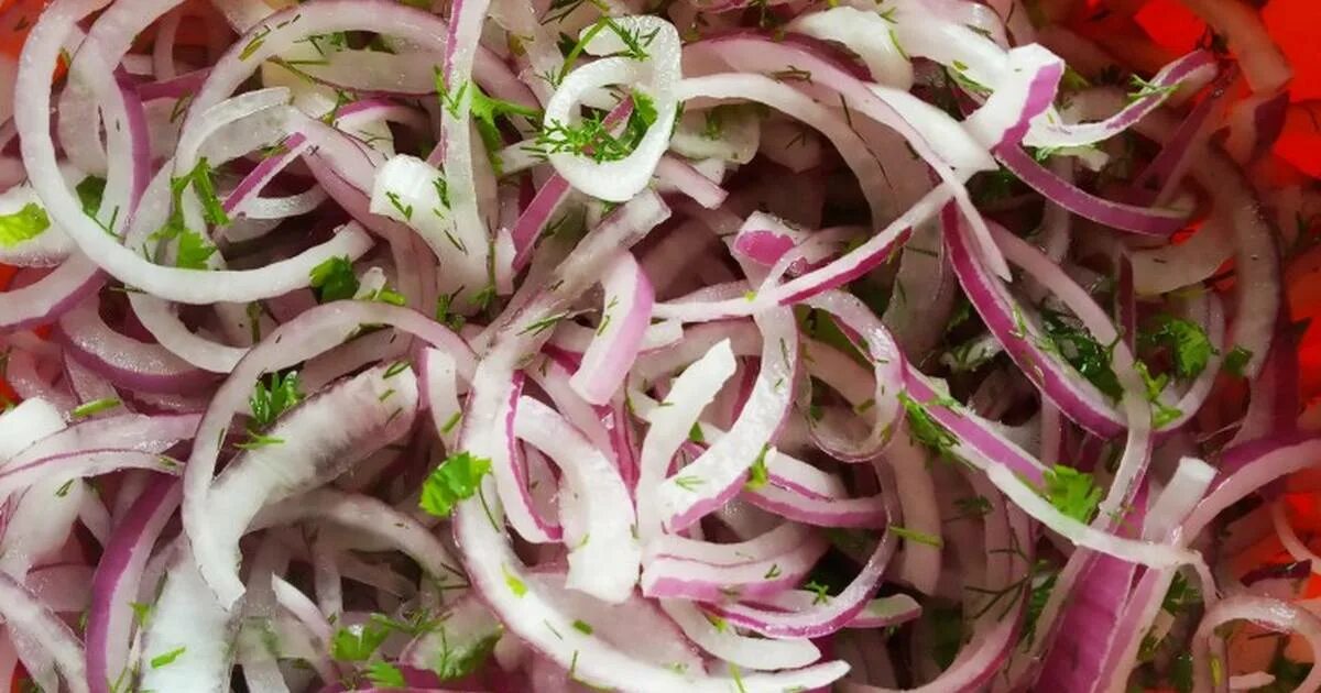 Маринованный лук в уксусе. Маринонаы дук к шашлыку. Жарено маринованный лук. Жареный красный лук. Шашлык с луком.