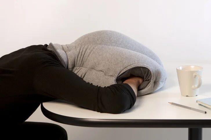 Поспать в обед. Подушка-страус Ostrich Pillow. Подушка для сна на обеде. Офисная подушка для сна. Подушка для сна на столе в офисе.