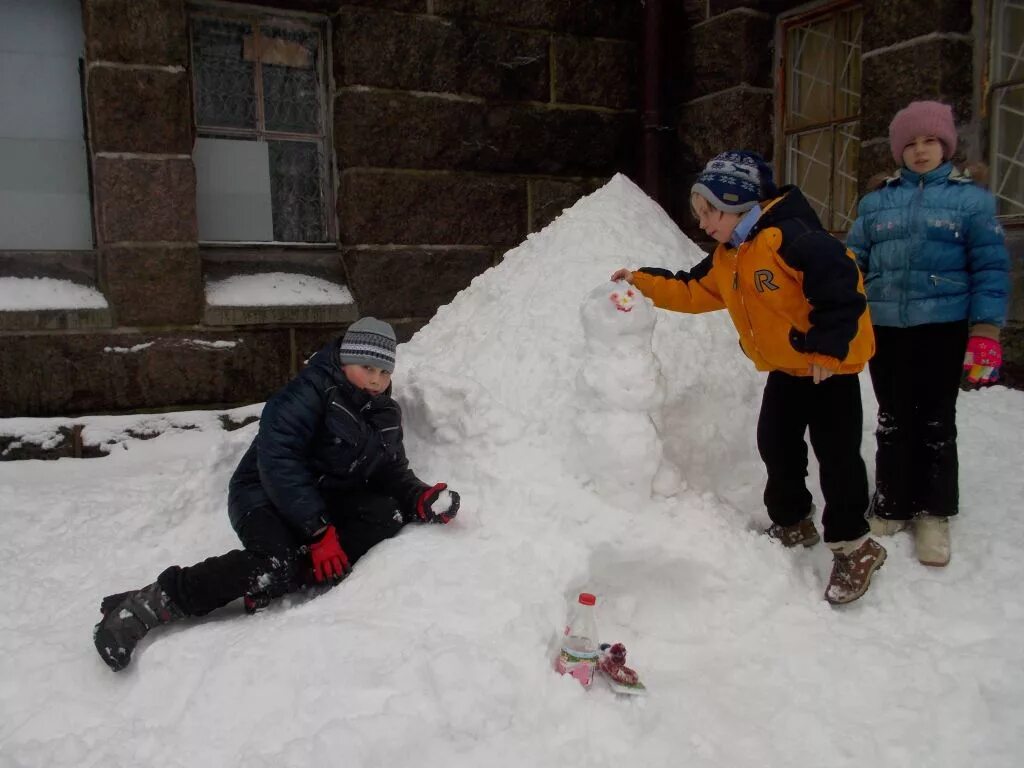 Снежная крепость. Снежки. Играть в снежки строить. Играть в снежки строить. Зимние игры на улице.