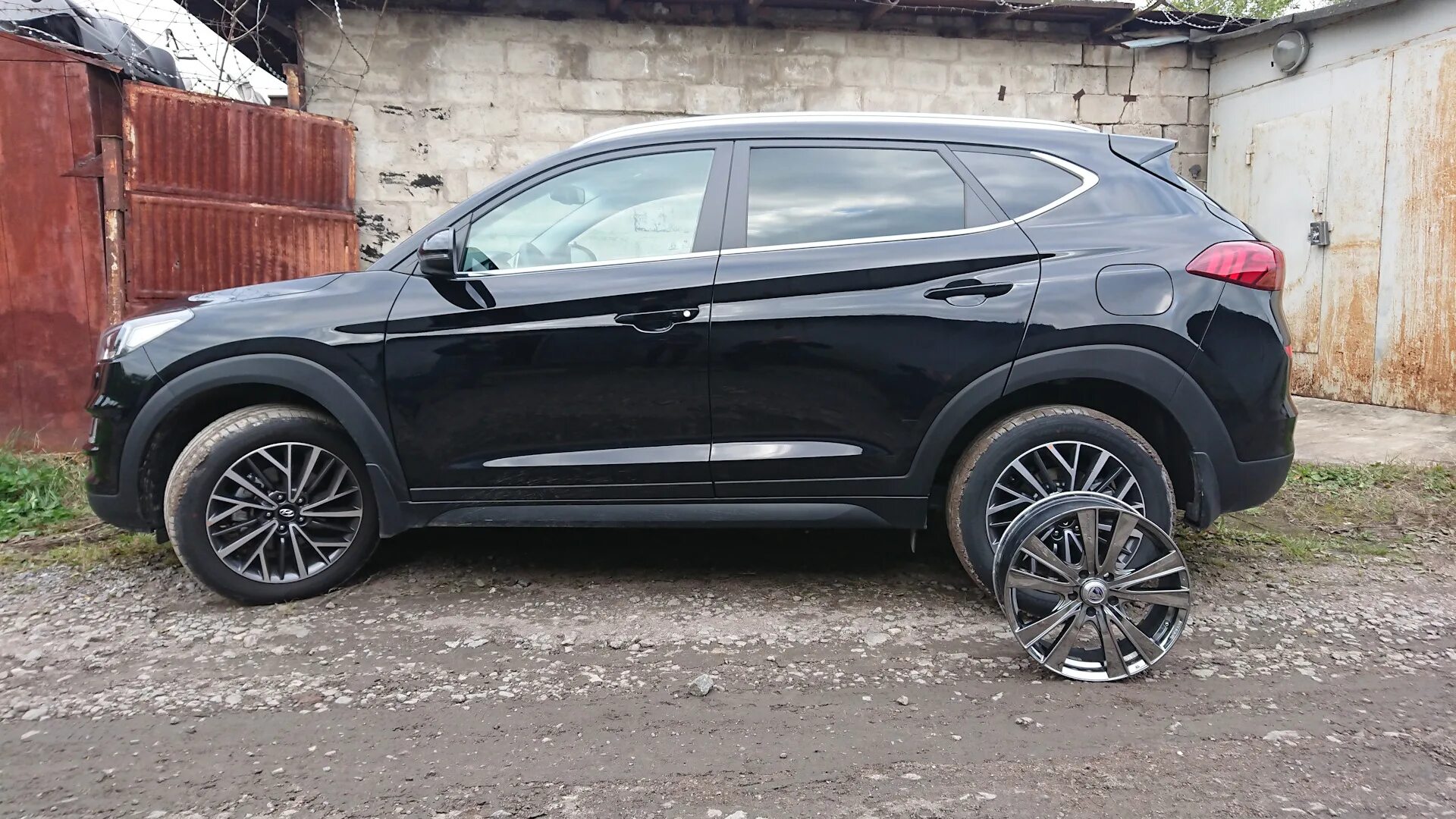 Литые диски туксон. Hyundai tucson диски r20. диски hyundai tucson r19. диски hyundai tucson r18 графит. хендай туссан на 19 дисках.