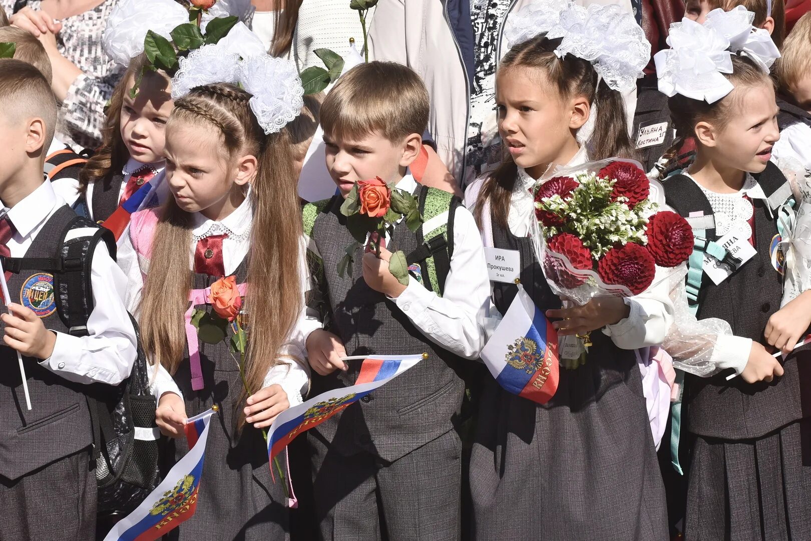 Лицей 1 ученикам. Лицей 113 Новосибирск. Торжественная линейка в помещении. Торжественная линейка в 27 школе 8 и класс. Город Новосибирск лицей номер 113.